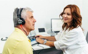 Na zdjęciu widzimy badanie słuchu z wykorzystaniem audiometrii tonalnej.